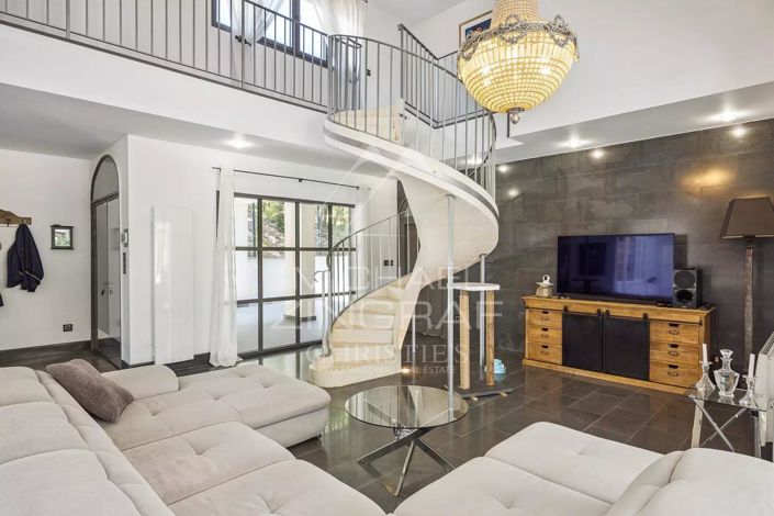 Image No.2-6 Bed House for sale