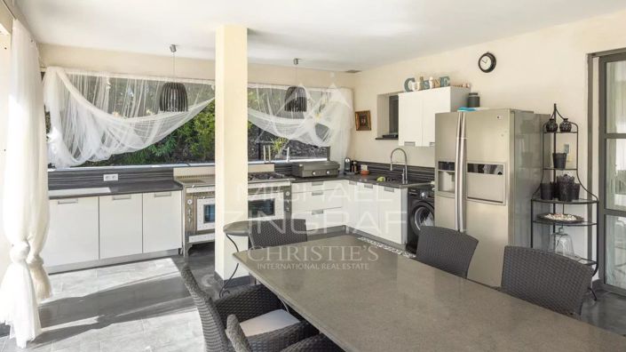 Image No.8-6 Bed House for sale