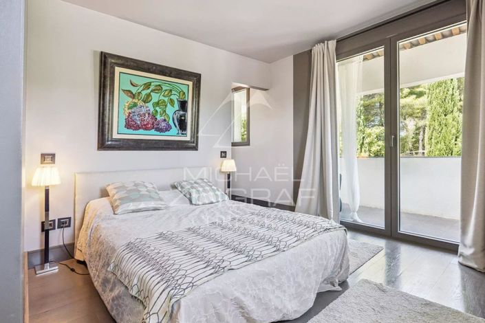 Image No.9-6 Bed House for sale