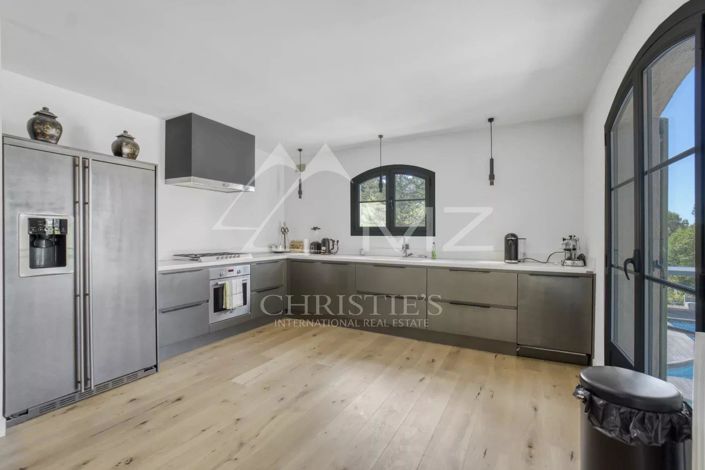 Image No.6-5 Bed House for sale