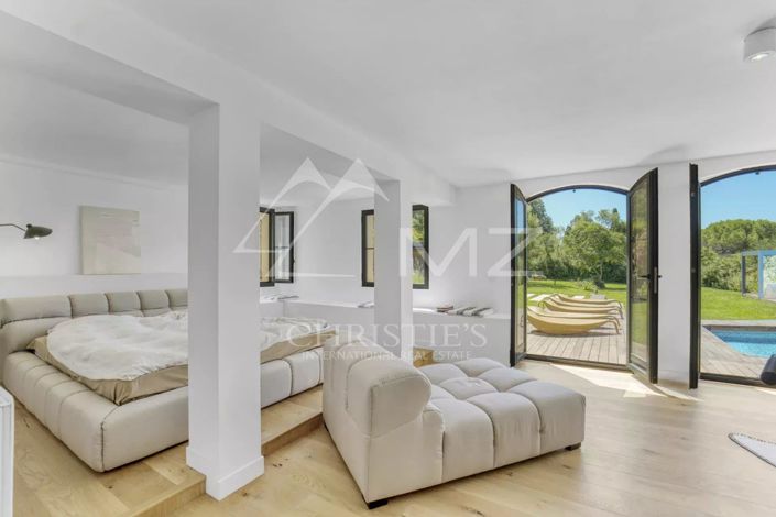 Image No.7-5 Bed House for sale