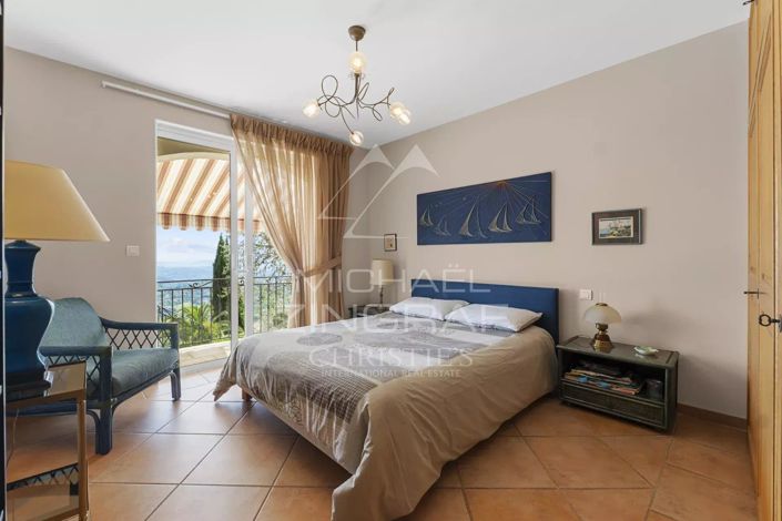 Image No.8-5 Bed House for sale