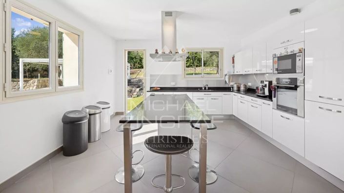 Image No.4-5 Bed House for sale