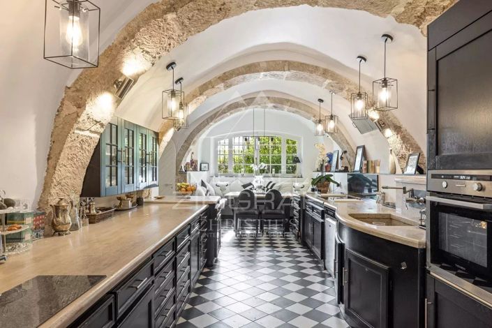 Image No.8-5 Bed House for sale