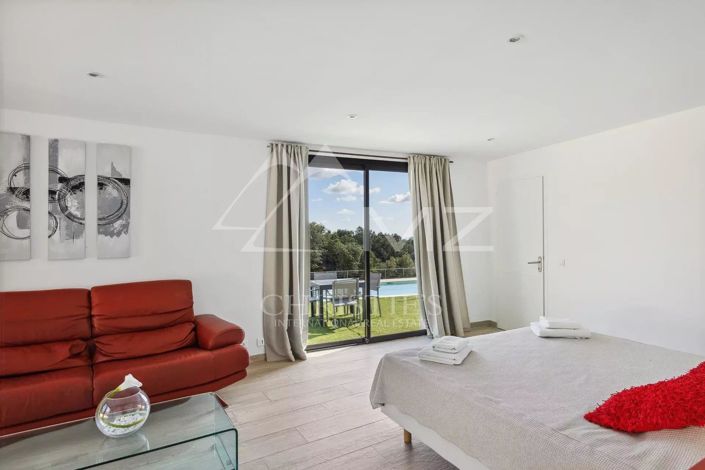 Image No.8-4 Bed House for sale