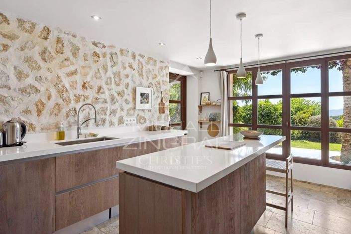 Image No.6-5 Bed House for sale