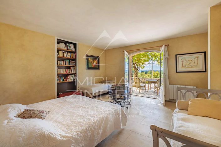 Image No.8-6 Bed House for sale