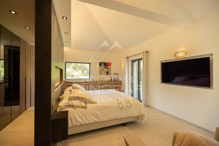 Image No.10-8 Bed House for sale