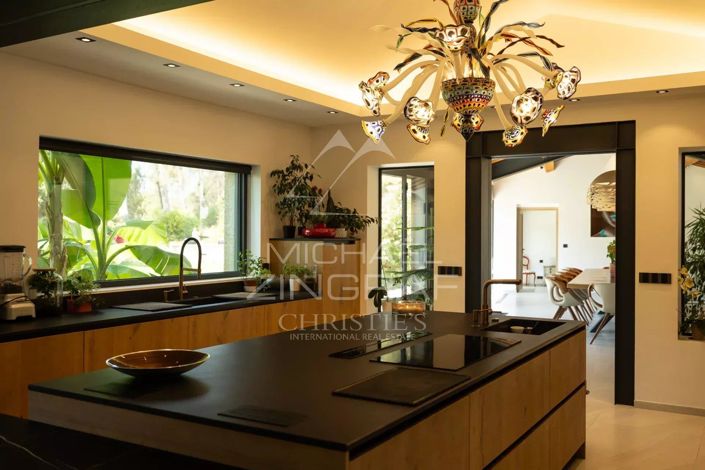 Image No.8-8 Bed House for sale