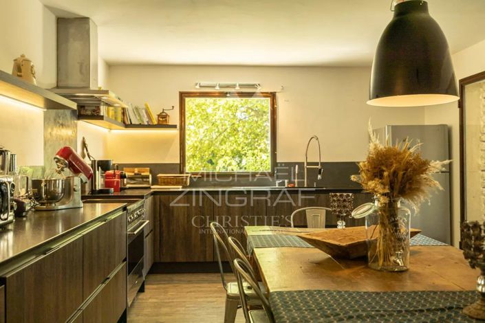 Image No.8-5 Bed House for sale