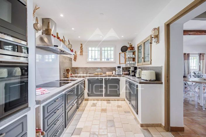 Image No.9-6 Bed House for sale