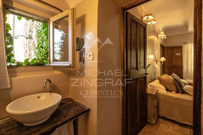 Image No.9-6 Bed House for sale