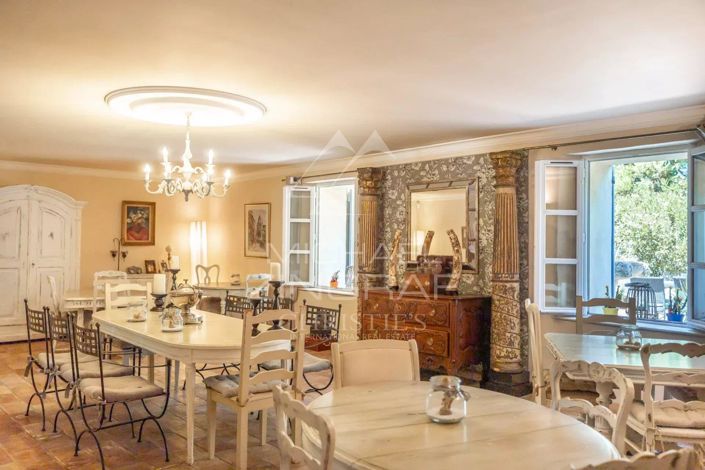 Image No.8-10 Bed House for sale