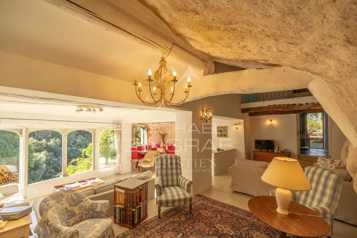 Image No.8-7 Bed House for sale