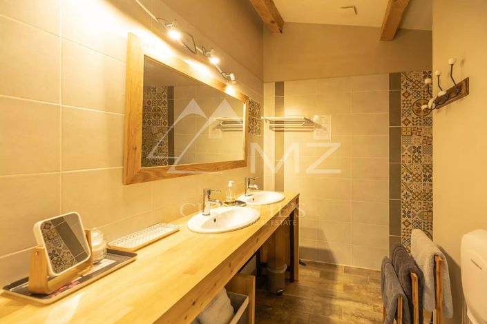 Image No.8-7 Bed House for sale