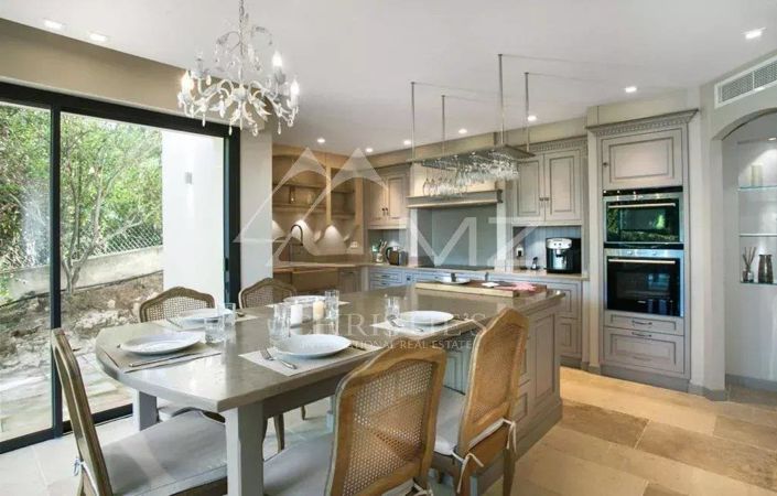 Image No.8-5 Bed House for sale