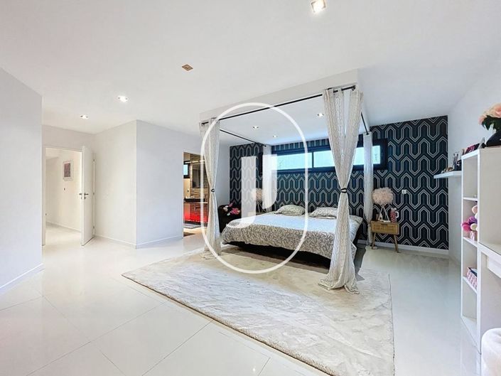 Image No.8-4 Bed House for sale