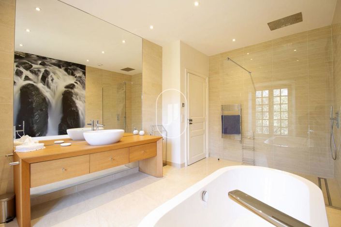 Image No.11-8 Bed House for sale