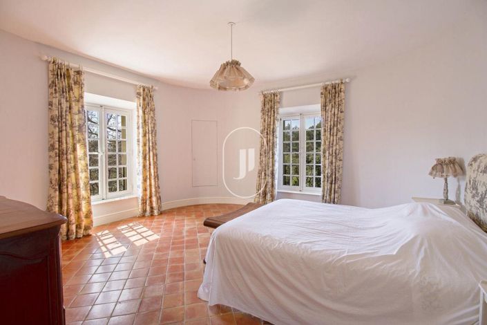 Image No.11-8 Bed House for sale