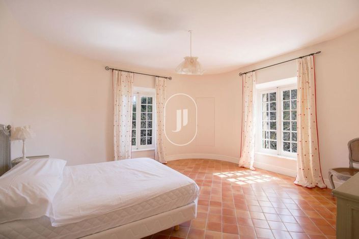 Image No.13-8 Bed House for sale