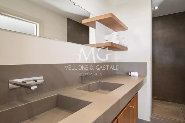 Image No.35-5 Bed House for sale