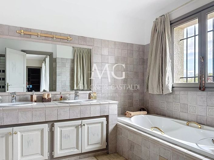 Image No.23-6 Bed House for sale