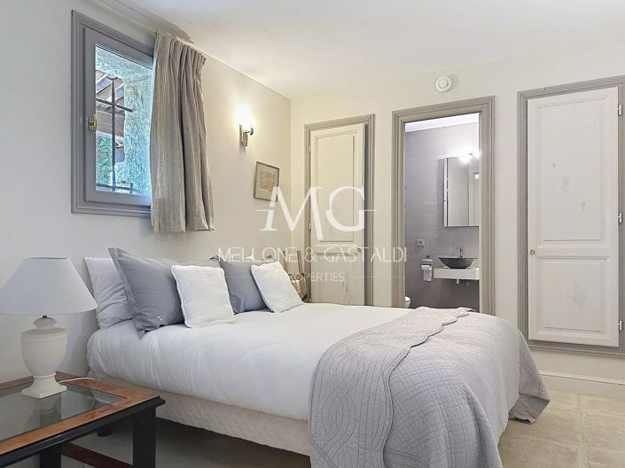 Image No.24-6 Bed House for sale