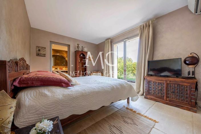 Image No.30-6 Bed House for sale