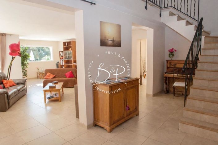 Image No.5-7 Bed House for sale