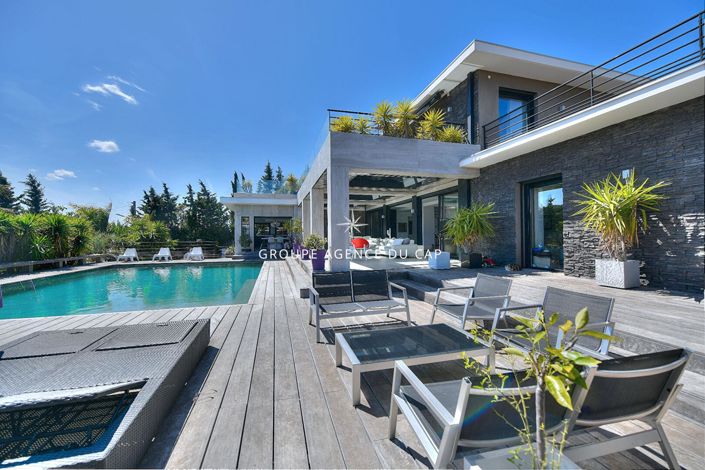 Image No.17-6 Bed Property for sale