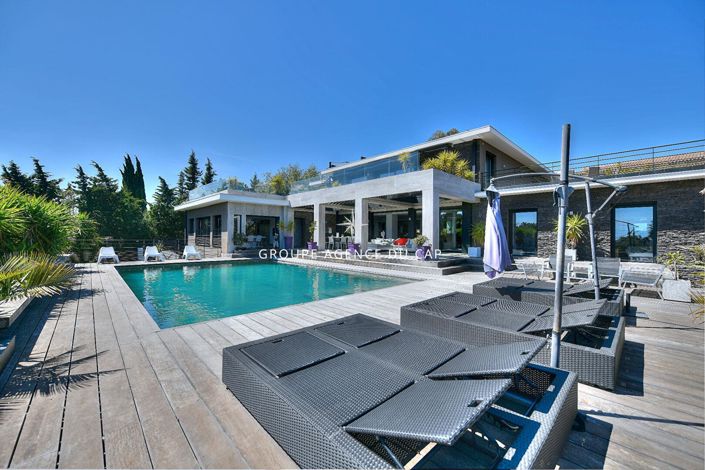 Image No.18-6 Bed Property for sale