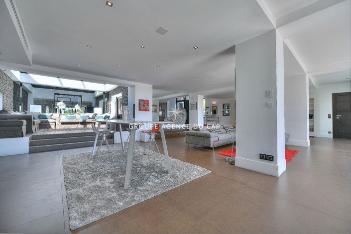 Image No.6-6 Bed Property for sale