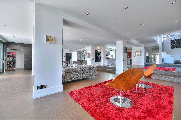 Image No.7-6 Bed Property for sale