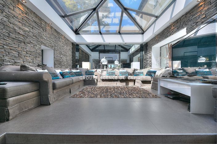 Image No.9-6 Bed Property for sale