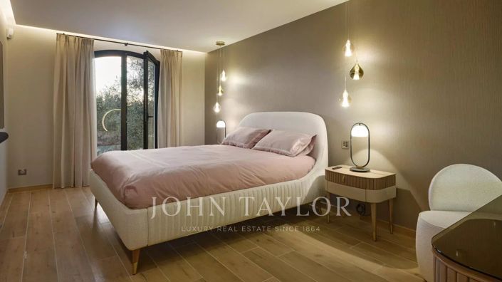 Image No.26-5 Bed House for sale