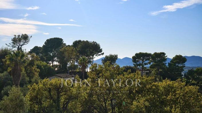 Image No.7-5 Bed House for sale