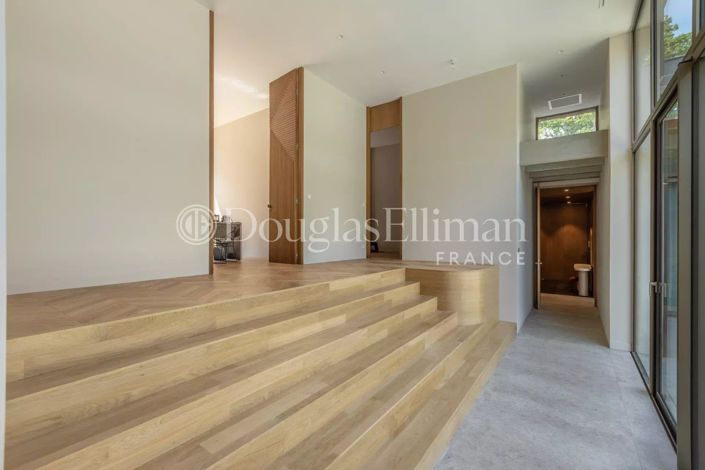 Image No.10-6 Bed House for sale