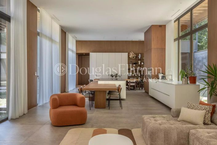 Image No.16-6 Bed House for sale