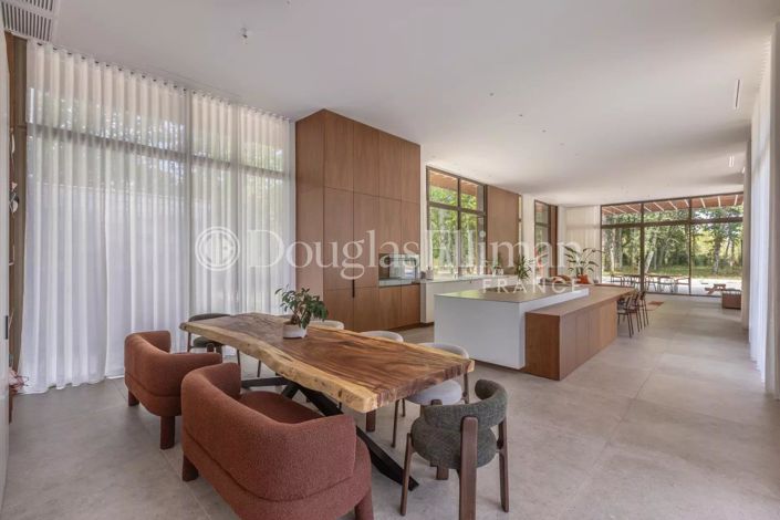 Image No.7-6 Bed House for sale