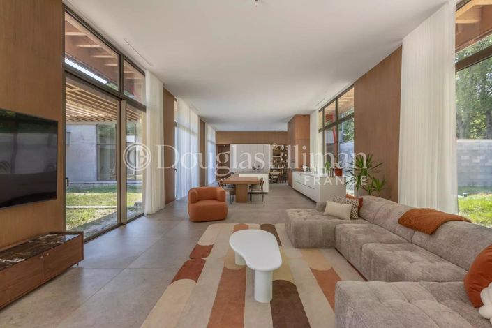 Image No.8-6 Bed House for sale