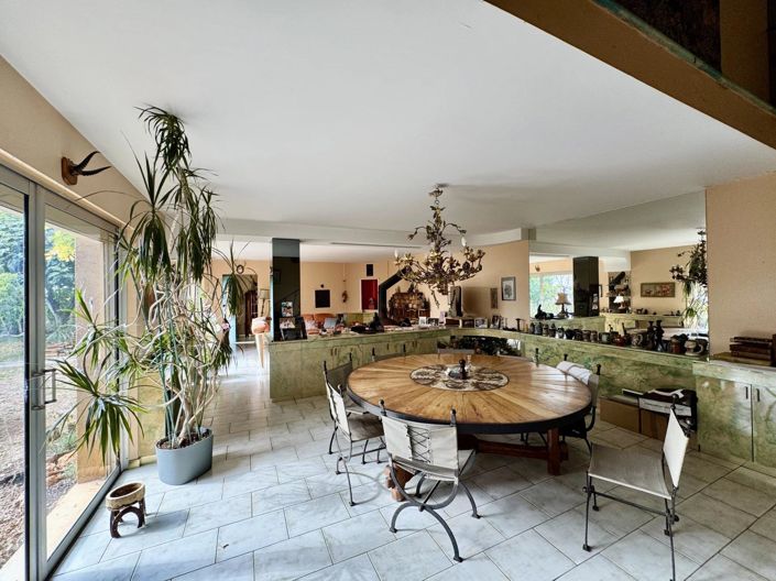 Image No.6-5 Bed House for sale