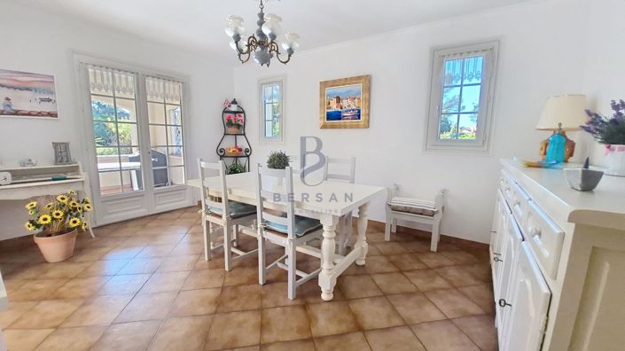 Image No.8-5 Bed House for sale