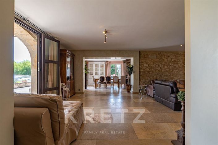 Image No.5-8 Bed House for sale