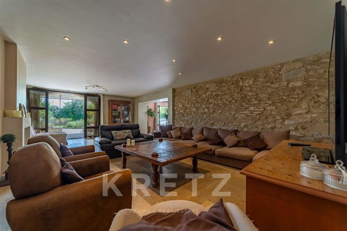 Image No.6-8 Bed House for sale