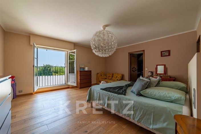 Image No.9-8 Bed House for sale