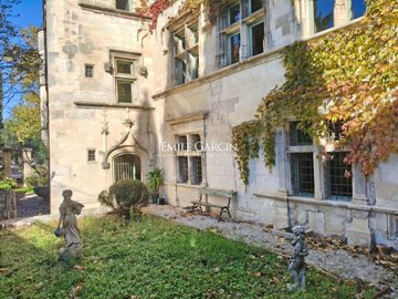 1 - L'Isle-sur-la-Sorgue, Property
