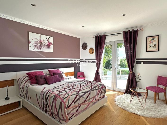 Image No.8-5 Bed House for sale