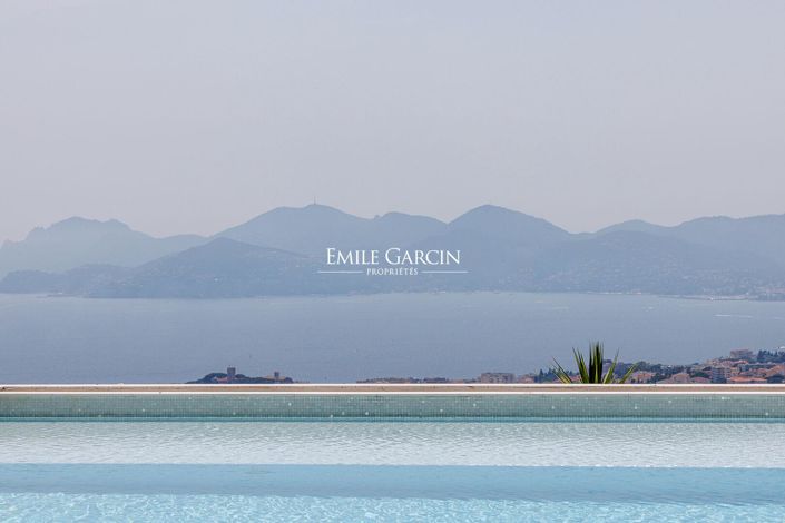 Image No.10-18 Bed Property for sale