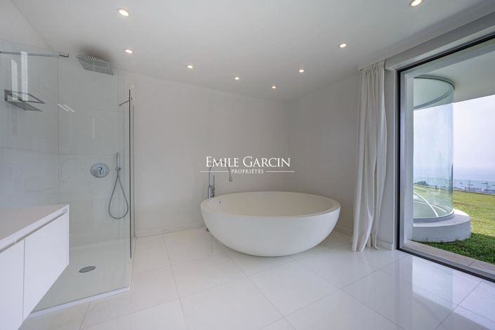 Image No.8-18 Bed Property for sale