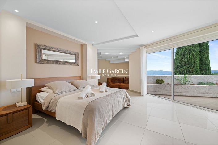 Image No.3-8 Bed House for sale